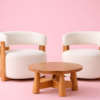 ‎Un fauteuil moderne en forme de « boucle » avec un corps en bois massif. 2 chaises avec une table basse ronde unique‎