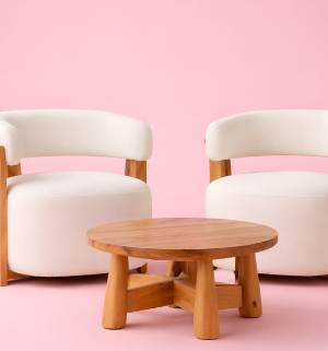 ‎Un fauteuil moderne en forme de « boucle » avec un corps en bois massif. 2 chaises avec une table basse ronde unique‎