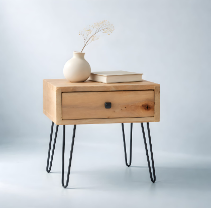 ‎Une table d’appoint (Chevet) en bois naturel avec des pieds en fer. 50/50/40 cm‎