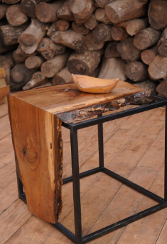 Table d’appoint en bois naturel « bord vivant » avec design en cascade. 50/50/50 cm