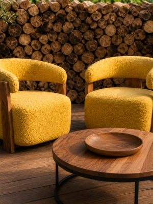 ‎Un fauteuil moderne en forme de « boucle » avec un corps en bois massif.‎